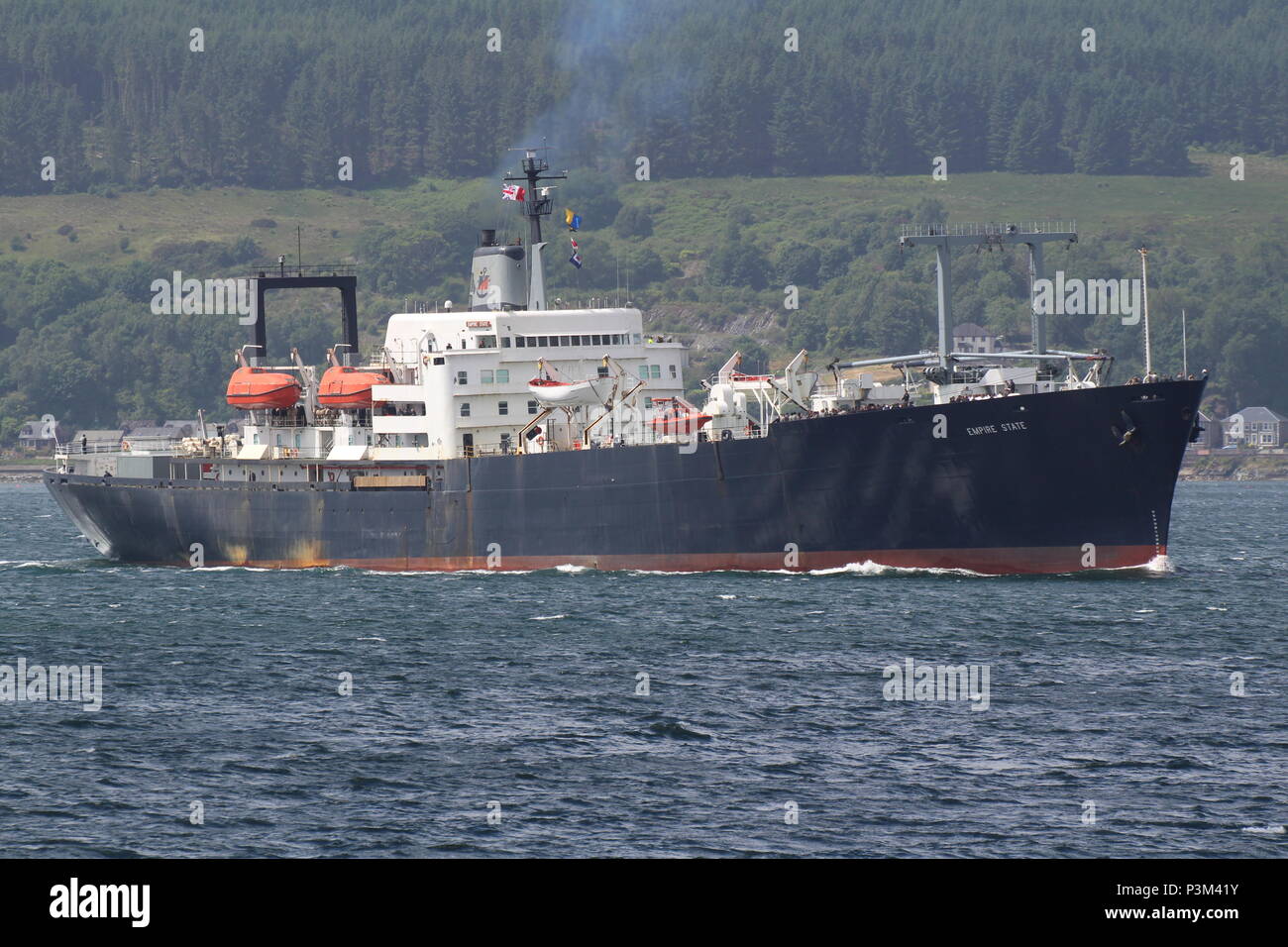 TS Empire State VI (T-AP-1001), un corso di formazione per nave gestita dalla SUNY Maritime College, passando Gourock durante il suo viaggio estivo nel 2018. Foto Stock