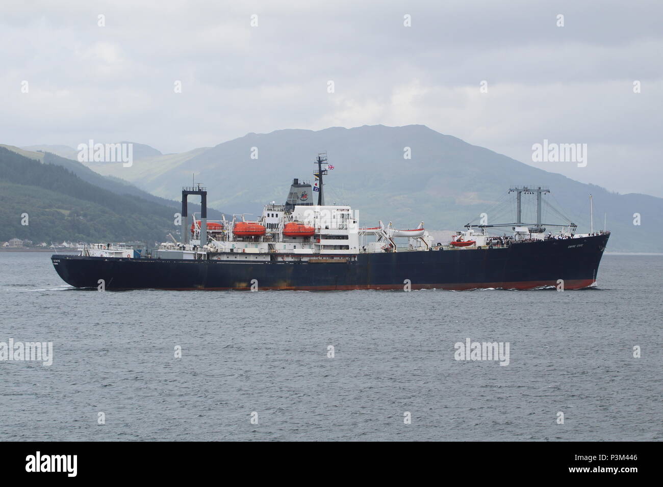 TS Empire State VI (T-AP-1001), un corso di formazione per nave gestita dalla SUNY Maritime College, passando Gourock durante il suo viaggio estivo nel 2018. Foto Stock