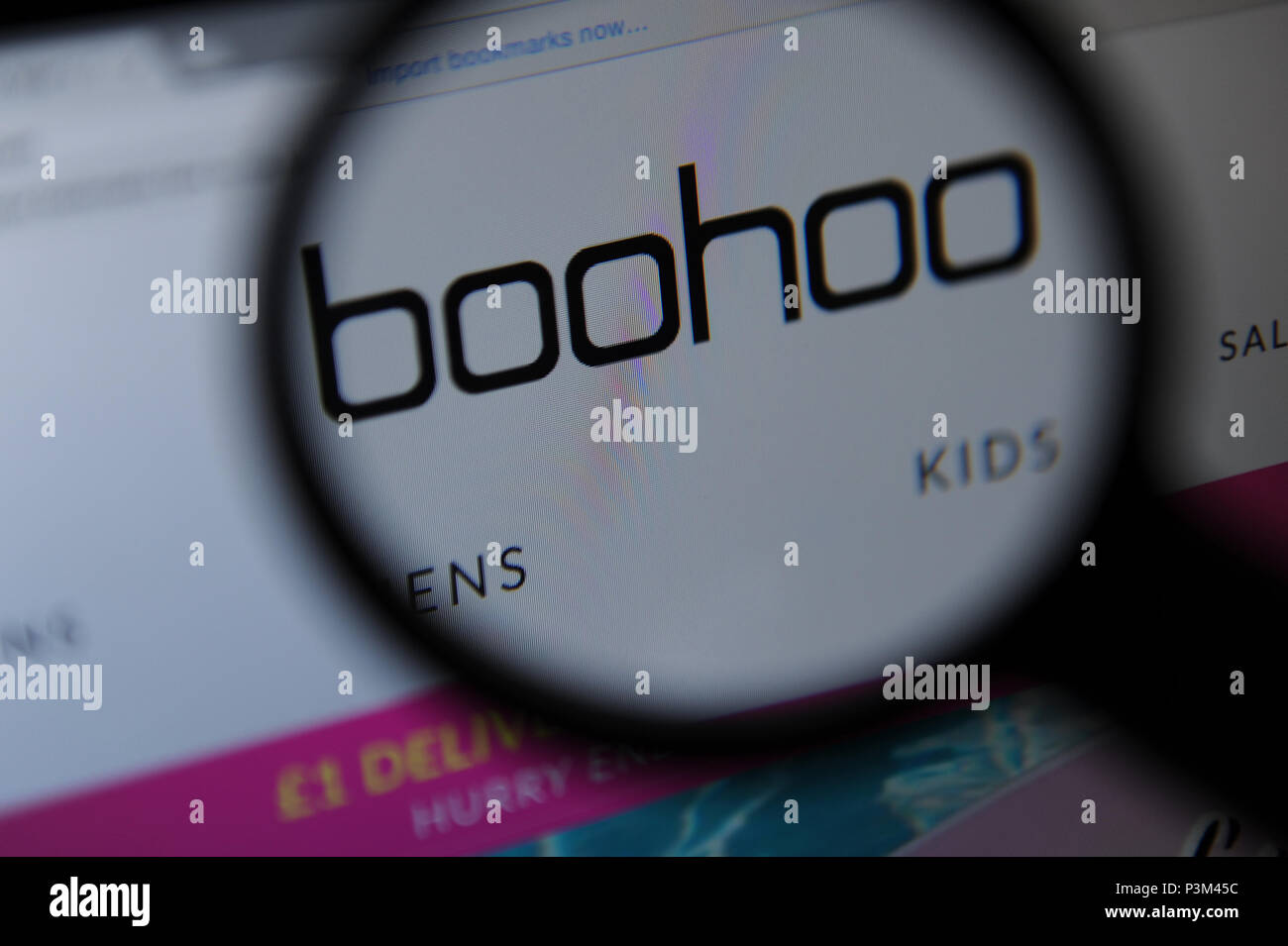Il sito web Boohoo visto attraverso una lente di ingrandimento Foto Stock