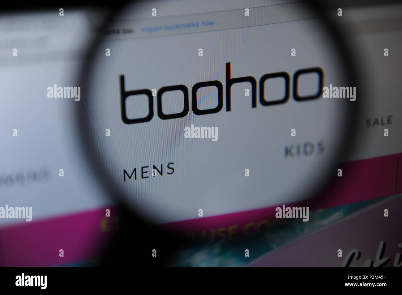 Il sito web Boohoo visto attraverso una lente di ingrandimento Foto Stock