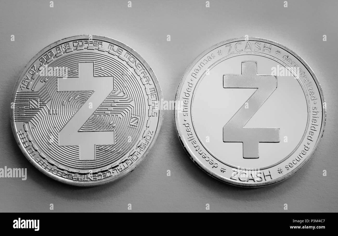 Su sfondo grigio sono monete d'argento di un digital crypto moneta - zcash. I lati anteriore e posteriore della moneta d'argento zcash. Foto Stock