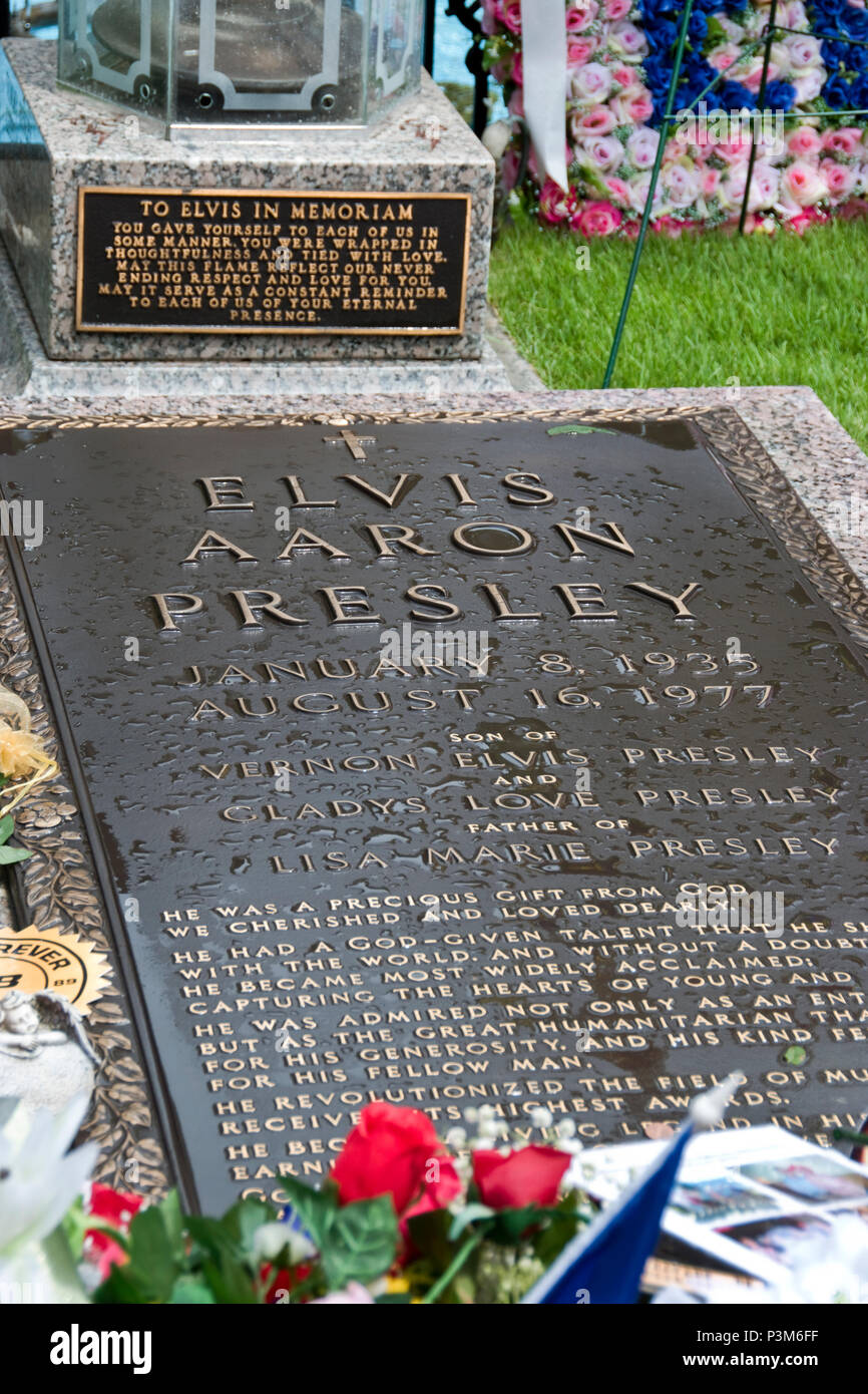 Elvis Presley's grave, circondato da fiori e omaggi per il quarantesimo anniversario della sua morte, nella sua casa, Graceland, in Memphis, Tennessee. Foto Stock