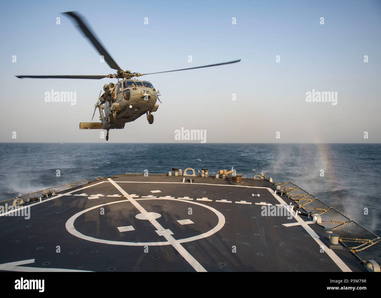 160702-N-GP524-801 GOLFO ARABICO (Luglio 2, 2016) un MH-60S Sea Hawk elicottero assegnato per i caricatori di elicottero di mare squadrone di combattimento (HSC) 26, si prepara a terra a bordo guidato-missile destroyer USS Stout (DDG 55) durante la conduzione di un elicottero visita, scheda, ricerca e sequestro azioni di formazione. Stout, distribuito come parte di Eisenhower Carrier Strike gruppo, è di sostenere le operazioni di sicurezza marittima e il teatro delle operazioni di sicurezza negli Stati Uniti Quinta Flotta area di operazioni. (U.S. Foto di Marina di Massa lo specialista di comunicazione di terza classe Bill Dodge/rilasciato) Foto Stock