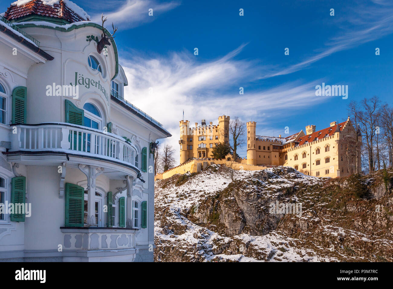Inverno a Villa Jägerhaus Hotel e il Castello di Hohenschwangau, Schwangau, Baviera, Germania Foto Stock