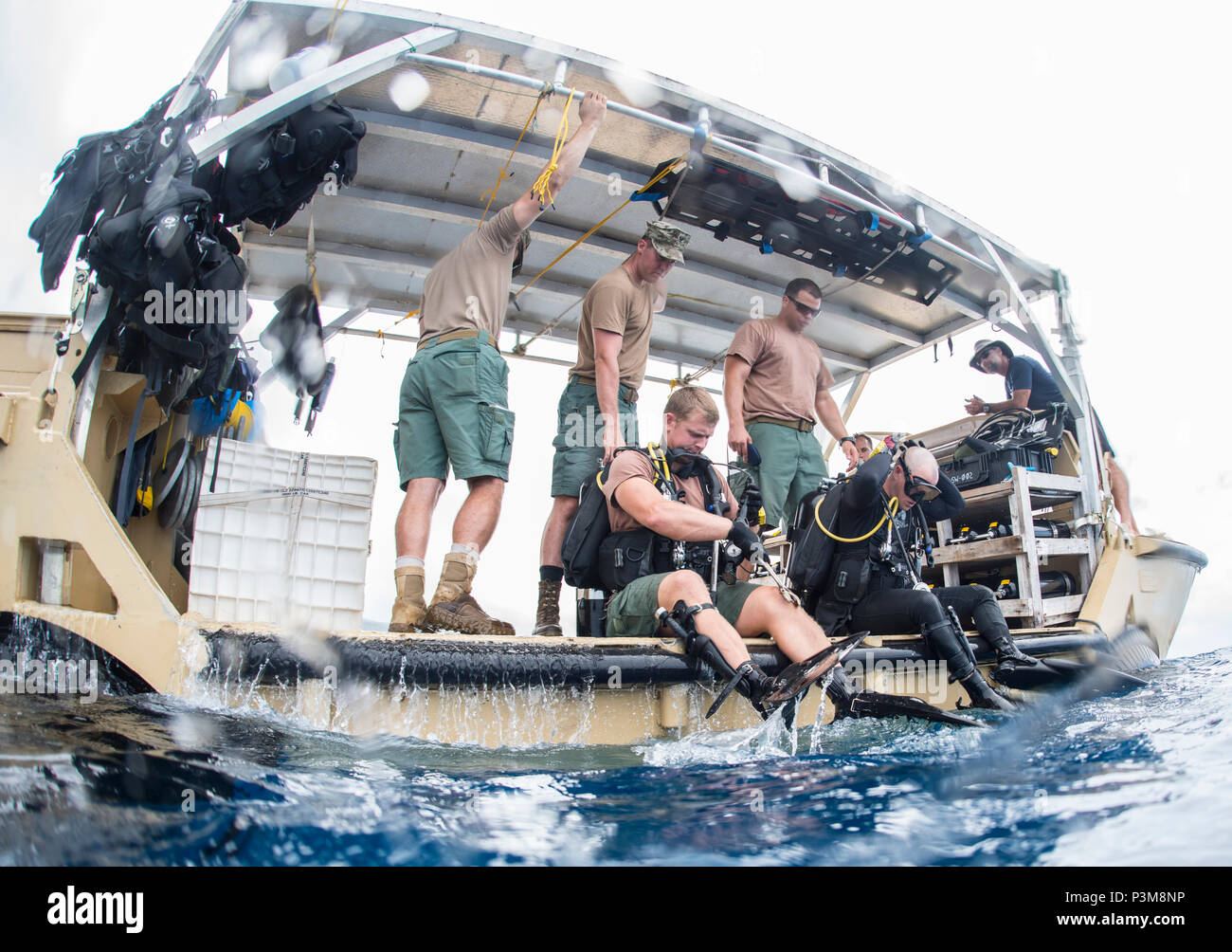 Seabee subacquei con Underwater Team di costruzione 2 Costruzione Dive distacco Bravo (UCT2 CDDB) preparare per entrare in acqua da un accendino, rifornimento anfibio, Cargo, 5 ton (LARC-V) al Pacific Missile Range Facility Barking Sands, Hawaii, il 6 luglio 2016. UCT2 CDDB è assegnato al trentesimo della costruzione navale sotto il reggimento Commander, Task Force (CTF) 75, il primario expeditionary task force responsabile per la pianificazione e la realizzazione di zone costiere operazioni fluviali, l'eliminazione degli ordigni esplosivi, diving, ingegneria e costruzione, e costruzione di sottomarini negli Stati Uniti 7 area della flotta di re Foto Stock