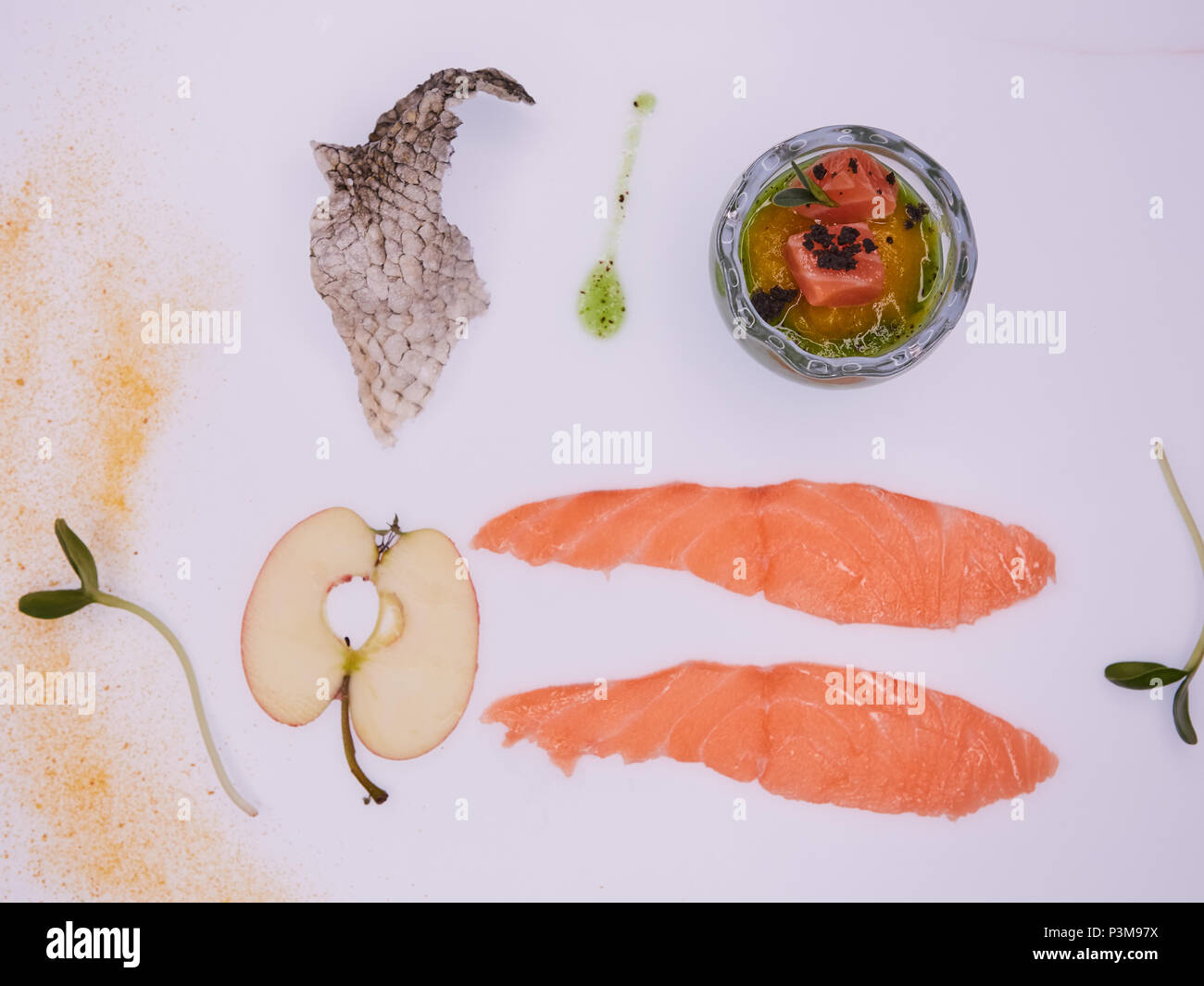 La purea di mele e verdi con cubetti di salmone. Aperitivo concettuale. Foto Stock