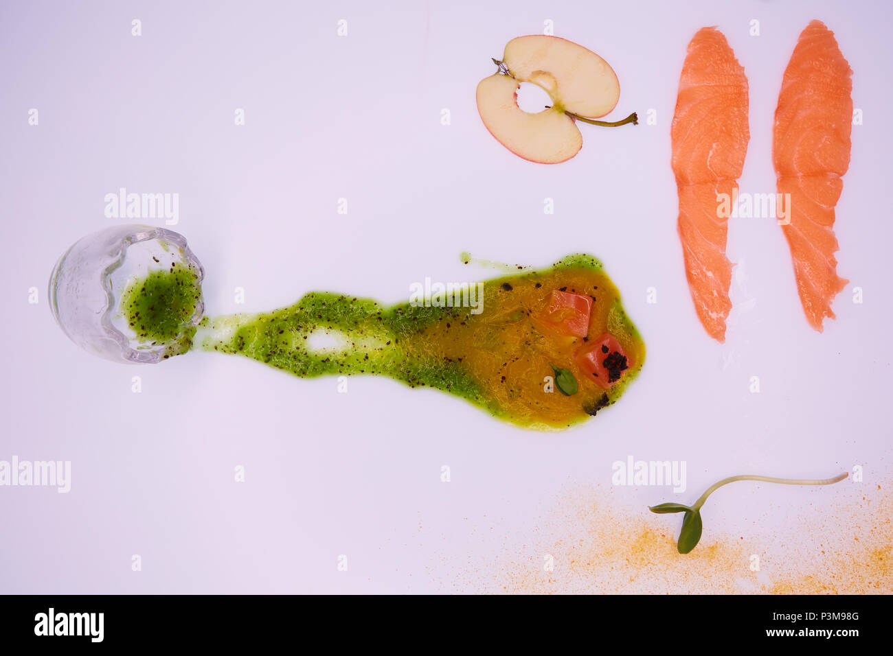 La purea di mele e verdi con cubetti di salmone. Aperitivo concettuale. Foto Stock