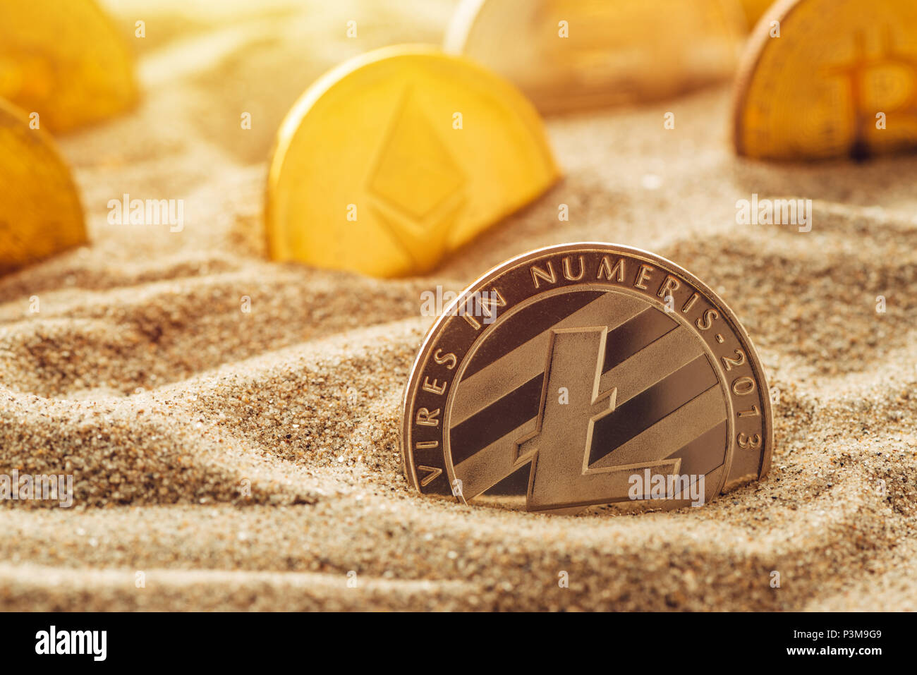 Argento Litecoin coin in sabbia, immagine concettuale per oggetti smarriti e ritrovati cryptocurrency preziose monete che sono in piedi la prova di tempo. Foto Stock