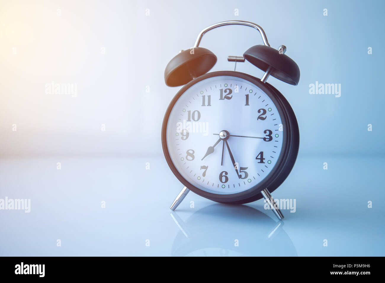 Vintage sveglia mostrando quasi sette e mezza mattina - tempo di wake up, inizia un nuovo giorno e tieniti pronto per lavoro Foto Stock