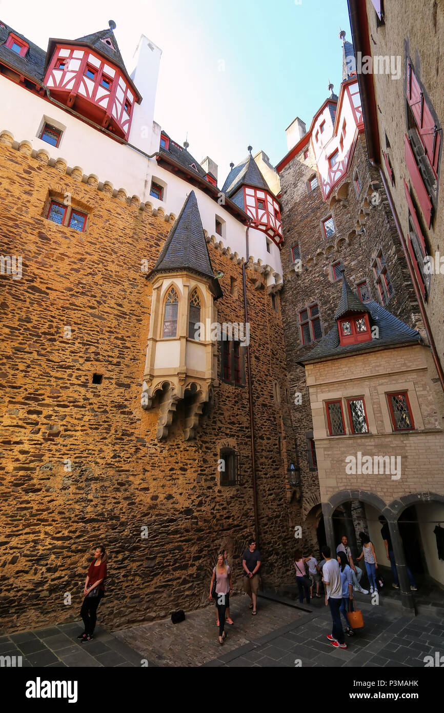 Cortile Interno Del Castello Eltz Renania Palatinato Germania Fu Costruita Nel Xii Secolo E Non E Mai Stata Distrutta Foto Stock Alamy