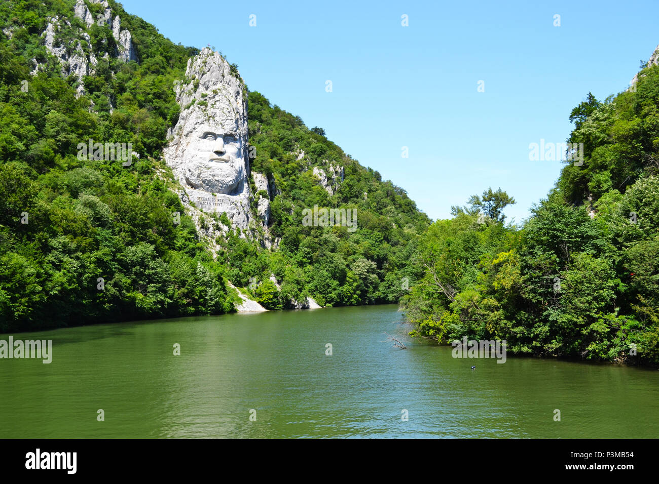 Vista verso la scultura di Decebal, vicino al fiume Danubio, in Eșelnița, Romania Foto Stock