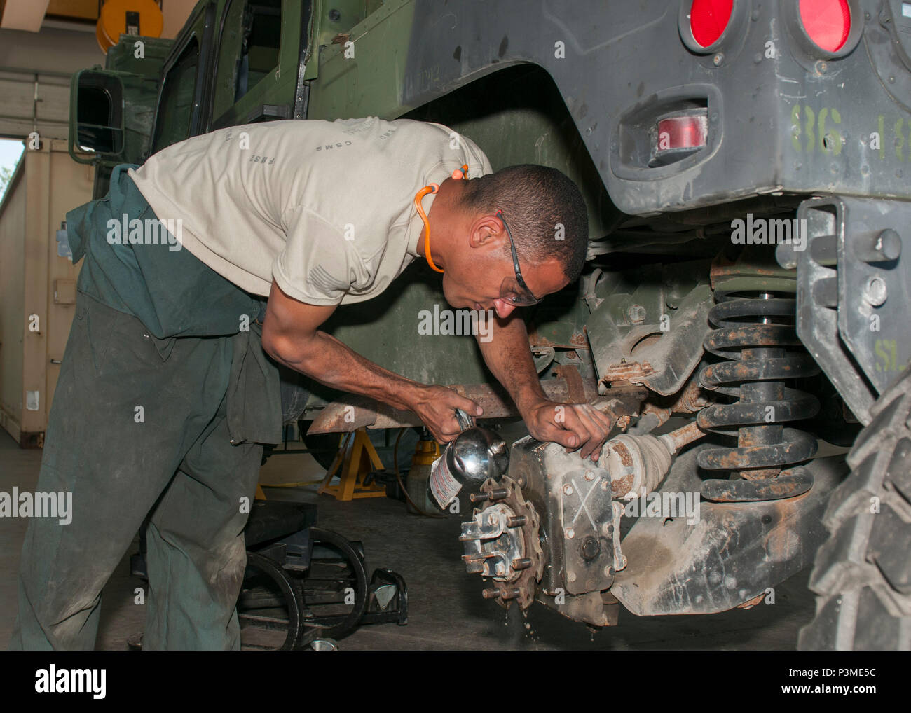 Stati Uniti Army Sgt. La Giordania Leblanc, un meccanico assegnato al Bravo Company, 186th brigata battaglione di supporto, Vermont Guardia nazionale, utilizza uno sgrassatore su un HMMWV su Camp Johnson, Colchester, Vt., luglio 12, 2016. A tempo pieno come tecnico, Leblanc riparazioni e mantiene i veicoli per il Vermont Guardia Nazionale. (U.S. Esercito nazionale Guard foto di Spc. Avery Cunningham/rilasciato) Foto Stock