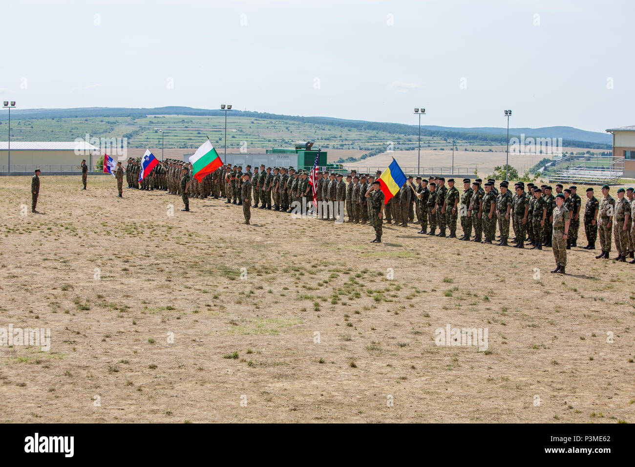 Stati Uniti, NATO e Nazioni partner salute durante la riproduzione di ogni nazione è l inno nazionale durante la cerimonia di apertura dell'esercizio il platino Lion 16-4 a bordo di Novo Selo Area Formazione, Bulgaria, 11 luglio, 2016. Platinum Lion è un grande esercizio di scala in cui otto la NATO e i paesi partner si sono riuniti per una multi-nazionale, live-fire esercizio finalizzato a rafforzare la difesa regionale. (U.S. Marine Corps foto di Cpl. Kelly L. Street, 2D MARDIV COMCAM/rilasciato) Foto Stock