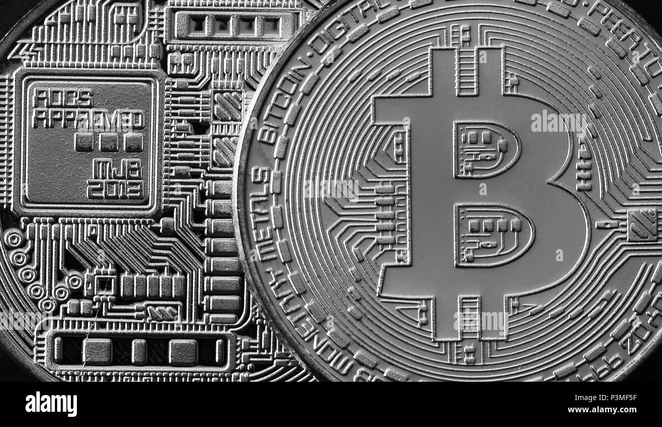 La fotografia macro di un argento bitcoin. Close up metallo lucido texture. Abstract business e tecnologia moderna in background. Cryptocurrency concetto di data mining Foto Stock
