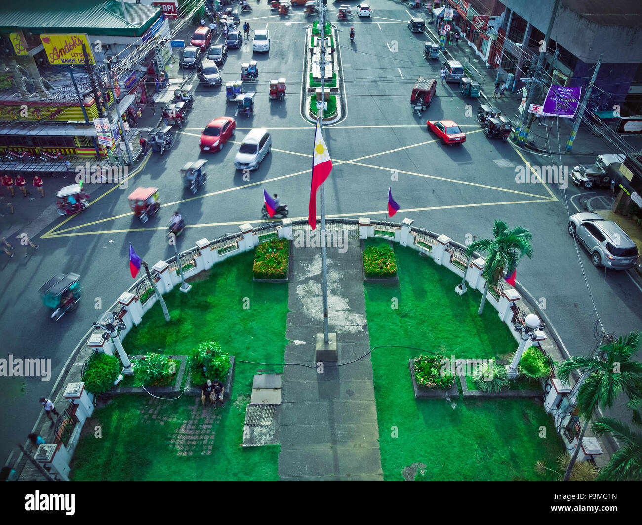 Bandiera delle Filippine ha sollevato a San Pablo City Plaza Foto Stock
