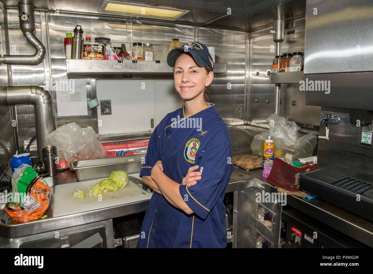 Oceano Pacifico (13 luglio 2016) - specialista culinaria di terza classe Catherine Collins, da Jefferson, Ohio, è assegnato alle visite-missile destroyer USS William Lawrence (DDG 110). 'Penso che sia interessante andando per mare con tutte le altre navi,' detto Collins. "È stato bello avere la possibilità di incontrare i marinai da tutte le altre marine e interagire con loro.' venti-sei nazioni, più di 40 navi e sottomarini, più di 200 aerei e 25.000 personale partecipano a bordo del pacifico esercizio dal 30 giugno al 4 agosto, in e intorno alle Isole Hawaii e S Foto Stock