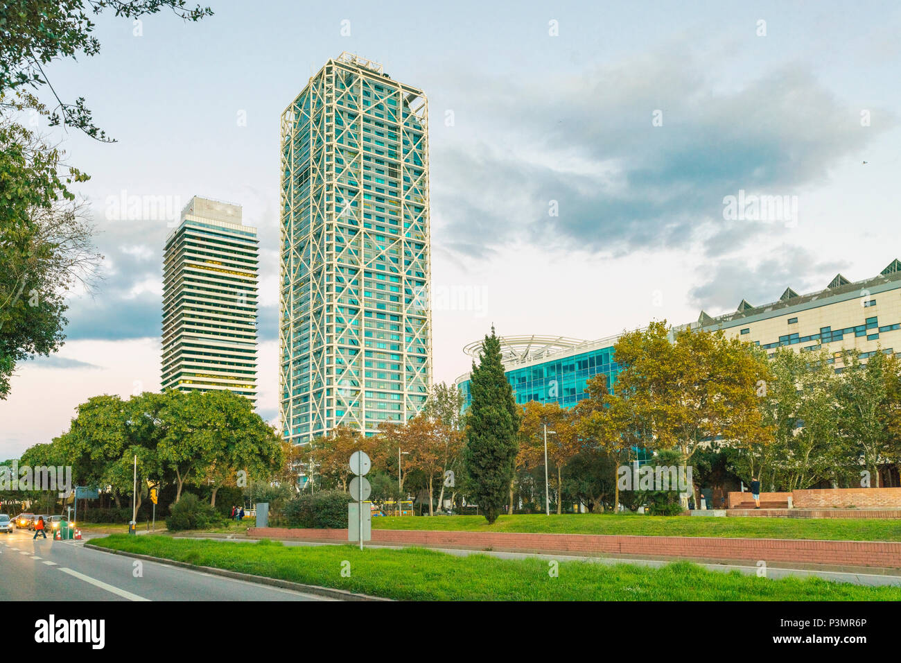I moderni grattacieli su Park Plaça dels Voluntaris Olimpidi, Barcellona, in Catalogna, Spagna Foto Stock