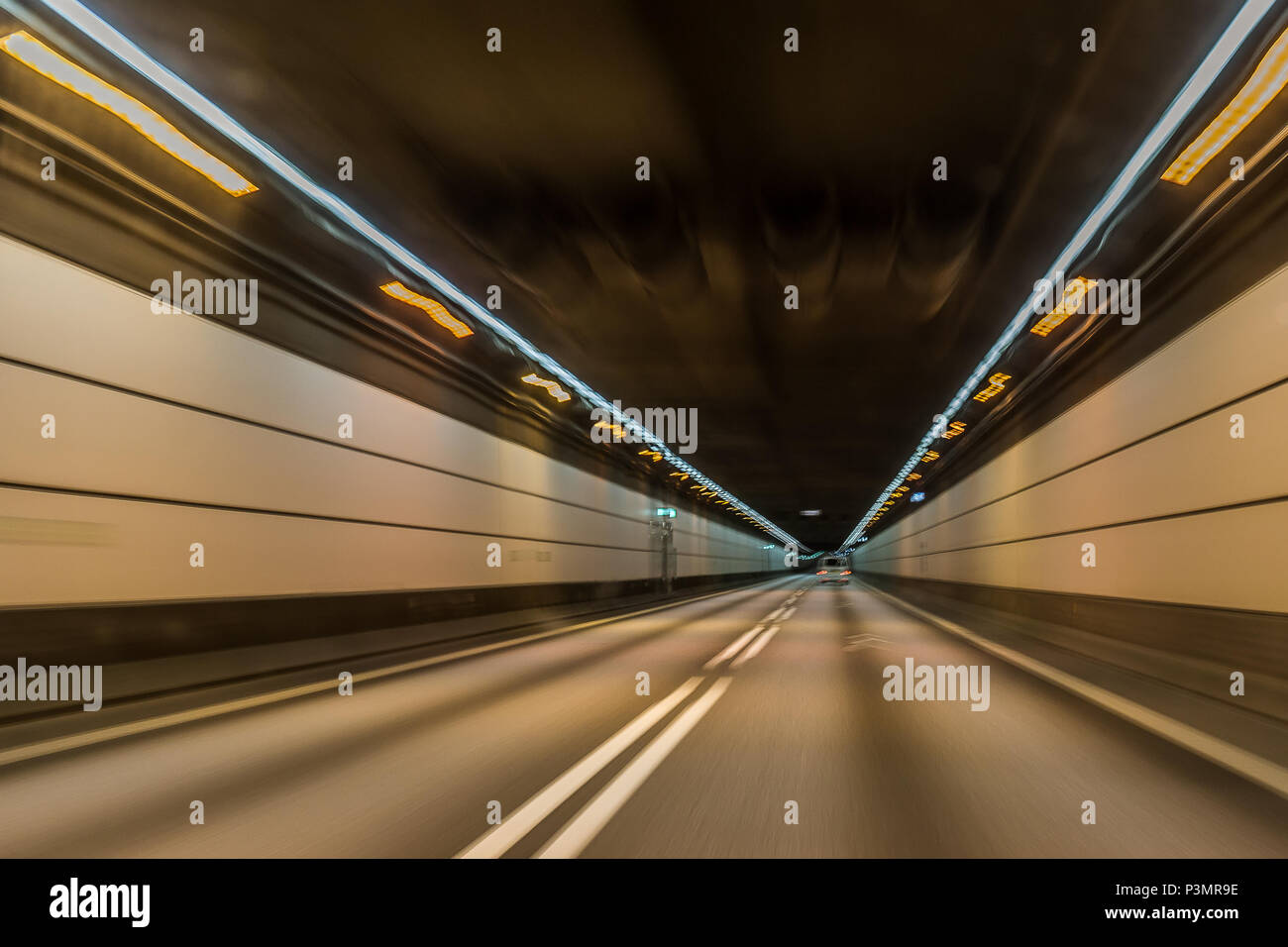Un auto all'interno del tunnel tra la Danimarca e la Svezia, offuscata motion. Maggio 11. 2018 Foto Stock