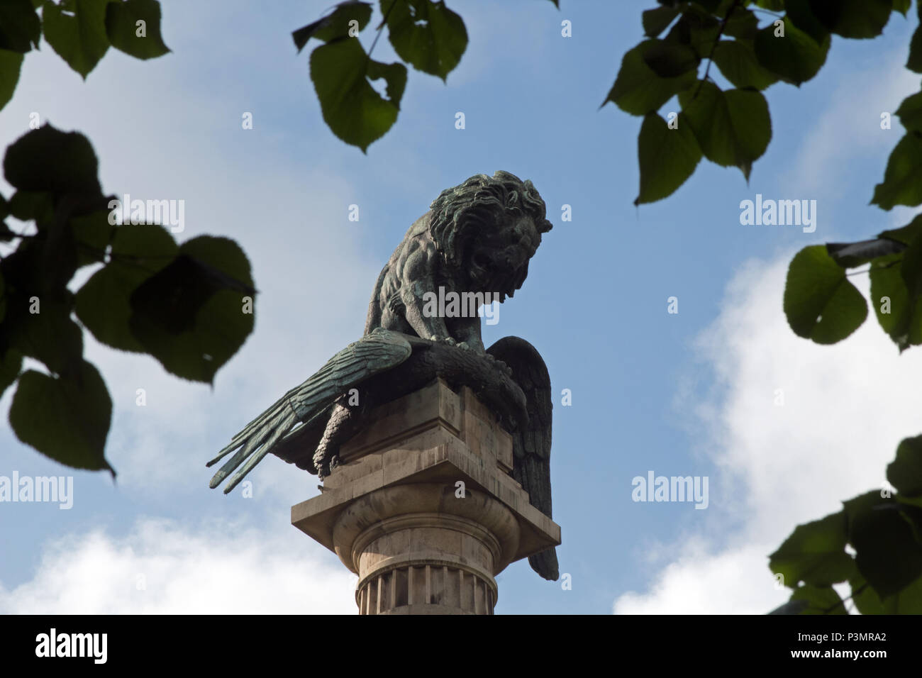 Un Lion su un aquila per commemorare la vittoria del Anglo-Portuguese alleanza contro Napoleone nella Rotunda da Boavista, Porto Foto Stock
