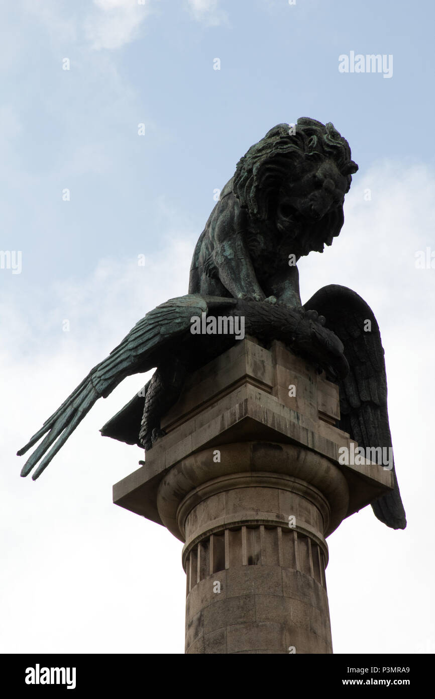 Un Lion su un aquila per commemorare la vittoria del Anglo-Portuguese alleanza contro Napoleone nella Rotunda da Boavista, Porto Foto Stock