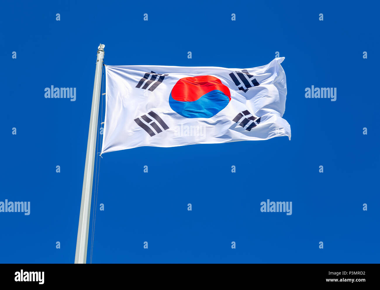 Bandiera della Corea del Sud in volo il vento contro il cielo blu Foto Stock