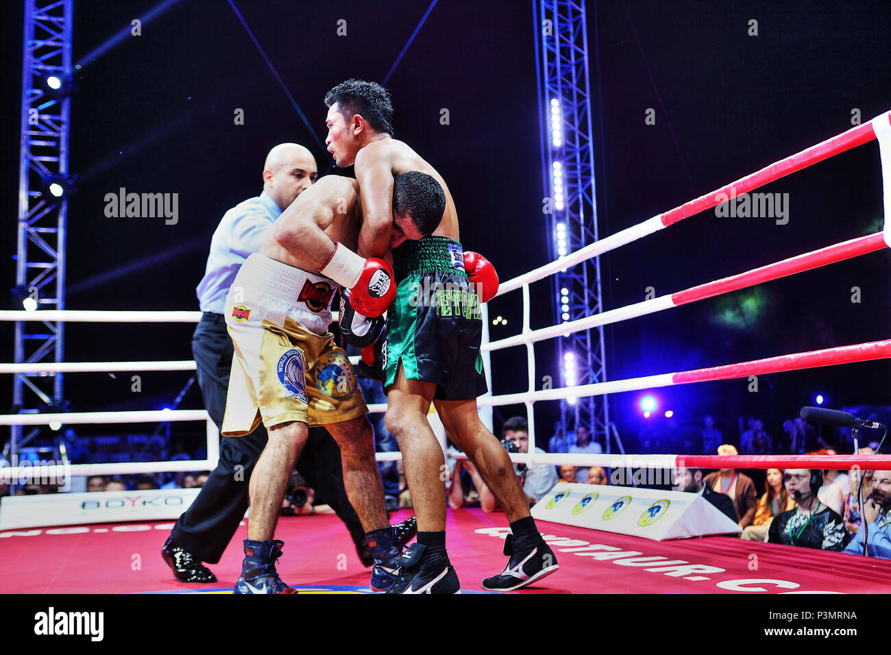 Pro boxer Sirichai Thaiyen dalla Tailandia strangola tenendo la WBA pesi mosca champ Artem Dalakian dall'Ucraina che ha vinto il titolo di lotta a Kiev 17.06.18 TKO8 Foto Stock