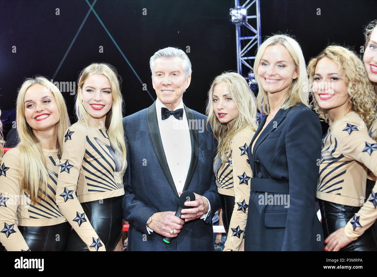 Anello leggendario annunciatore Michael Buffer circondata da ballerini e modelli sul ring a Kiev dopo Artem Dalakian successo WBA fly difesa del titolo Foto Stock
