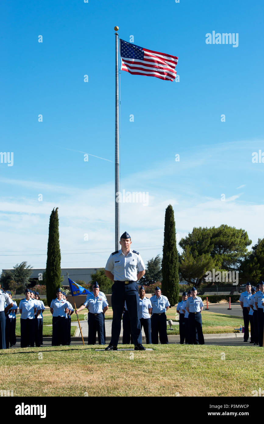 Stati Uniti Air Force Col. Matteo Wonnacott, Vice comandante, sessantesimo Medical Group, Travis Air Force Base in California, è il comandante delle truppe durante il sessantesimo gruppo medico modifica del comando cerimonia. David Grant USAF Medical Center è il più grande ospedale della Air Force con una forza lavoro di oltre 2400 personale. Stati Uniti Air Force Col. Legno Rawson rinunciato a comando PER STATI UNITI Air Force Col. Michael Higgins, Luglio 8, 2016. (U.S. Air Force foto di Luigi Briscese/rilasciato) Foto Stock