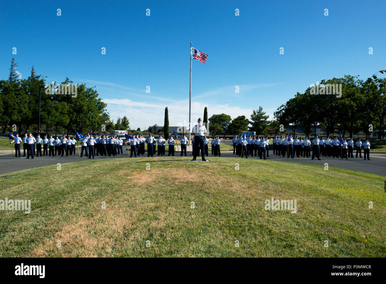 Stati Uniti Air Force Col. Matteo Wonnacott, Vice comandante, sessantesimo Medical Group, Travis Air Force Base in California, è il comandante delle truppe durante il sessantesimo gruppo medico modifica del comando cerimonia. David Grant USAF Medical Center è il più grande ospedale della Air Force con una forza lavoro di oltre 2400 personale. Stati Uniti Air Force Col. Legno Rawson rinunciato a comando PER STATI UNITI Air Force Col. Michael Higgins, Luglio 8, 2016. (U.S. Air Force foto di Luigi Briscese/rilasciato) Foto Stock