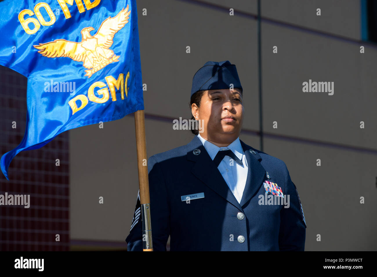Stati Uniti Air Force Chief Master Sgt. Aprile Gaines, sovrintendente, sessantesimo Medical Group, Travis Air Force Base in California, è il guidon portatore durante la modifica del comando cerimonia. David Grant USAF Medical Center è il più grande ospedale della Air Force con una forza lavoro di oltre 2400 personale. Stati Uniti Air Force Col. Legno Rawson rinunciato a comando PER STATI UNITI Air Force Col. Michael Higgins, Luglio 8, 2016. (U.S. Air Force foto di Luigi Briscese/rilasciato) Foto Stock