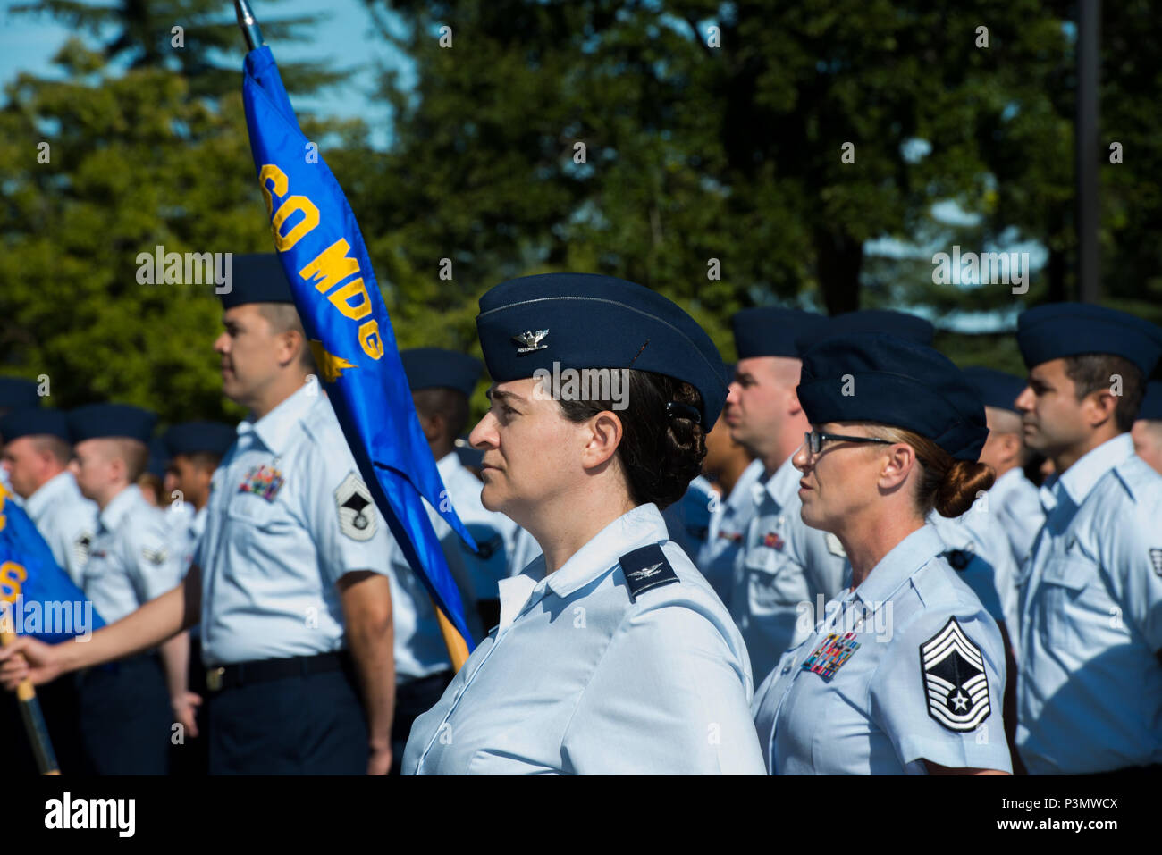 I membri del sessantesimo Medical Group, Travis Air Force Base in California, stand in formazione durante il sessantesimo gruppo medico modifica del comando cerimonia. David Grant USAF Medical Center è il più grande ospedale della Air Force con una forza lavoro di oltre 2400 personale. Stati Uniti Air Force Col. Legno Rawson rinunciato a comando PER STATI UNITI Air Force Col. Michael Higgins, Luglio 8, 2016. (U.S. Air Force foto di Luigi Briscese/rilasciato) Foto Stock