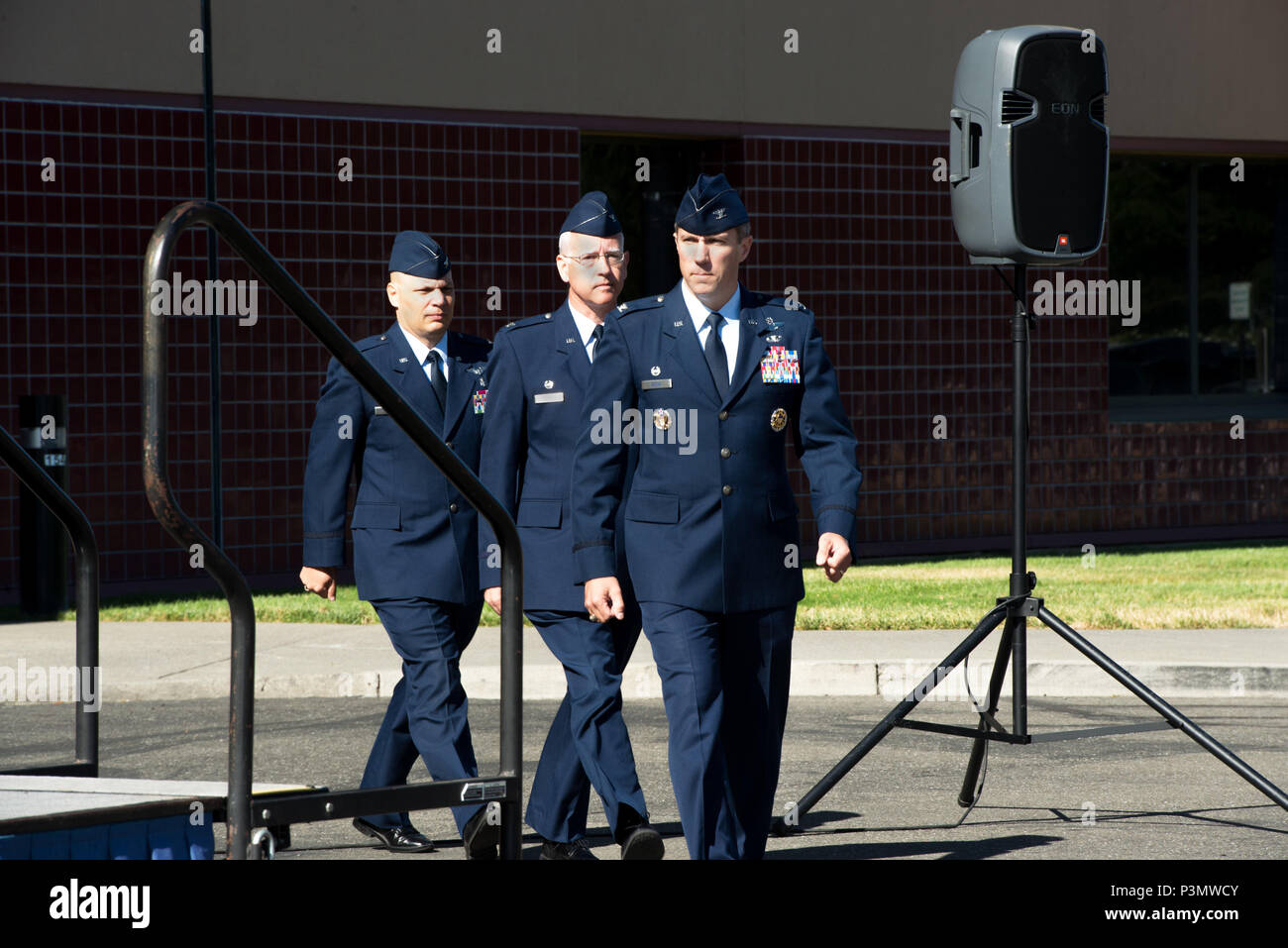 Stati Uniti Air Force Col. John Klein Jr., Commander, sessantesimo Aria Mobilità ala, Travis Air Force Base in California, porta U.S. Air Force Col. Rawson legno, comandante uscente, sessantesimo Medical Group, E DEGLI STATI UNITI Air Force Col. Michael Higgins, comandante in arrivo, sessantesimo Medical Group, verso lo stadio durante il sessantesimo gruppo medico modifica del comando cerimonia. David Grant USAF Medical Center è il più grande ospedale della Air Force con una forza lavoro di oltre 2400 personale. Col. Legno Rawson rinunciato a comando per Col. Michael Higgins, Luglio 8, 2016. (U.S. Air Force foto di Luigi Briscese/rilasciato) Foto Stock