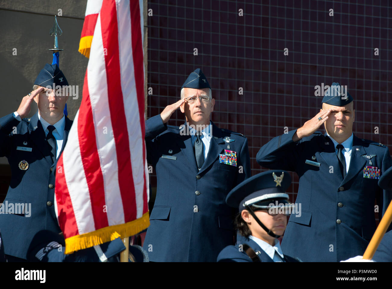 Stati Uniti Air Force Col. John Klein Jr., Commander, sessantesimo Aria Mobilità ala, Travis Air Force Base in California, Stati Uniti Air Force Col. Rawson legno, comandante uscente, sessantesimo Medical Group, E DEGLI STATI UNITI Air Force Col. Michael Higgins, comandante in arrivo, sessantesimo Medical Group, salute durante la riproduzione di un inno nazionale durante il sessantesimo gruppo medico modifica del comando cerimonia. David Grant USAF Medical Center è il più grande ospedale della Air Force con una forza lavoro di oltre 2400 personale. Col. Legno Rawson rinunciato a comando per Col. Michael Higgins, Luglio 8, 2016. (U.S. Air Force foto di Luigi Briscese/Relea Foto Stock