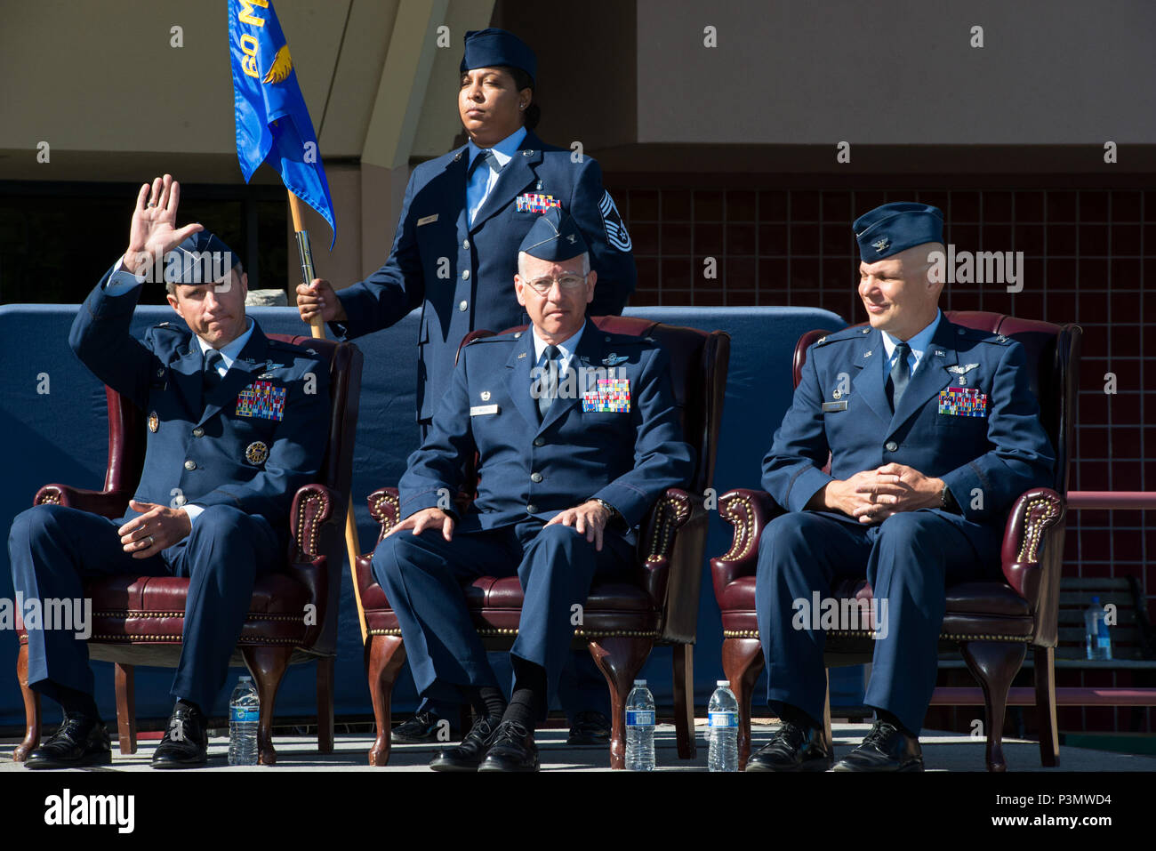 Stati Uniti Air Force Col. John Klein Jr., Commander, sessantesimo Aria Mobilità ala, Travis Air Force Base in California, è riconosciuto durante il sessantesimo gruppo medico modifica del comando cerimonia. David Grant USAF Medical Center è il più grande ospedale della Air Force con una forza lavoro di oltre 2400 personale. Stati Uniti Air Force Col. Legno Rawson rinunciato a comando PER STATI UNITI Air Force Col. Michael Higgins, Luglio 8, 2016. (U.S. Air Force foto di Luigi Briscese/rilasciato) Foto Stock