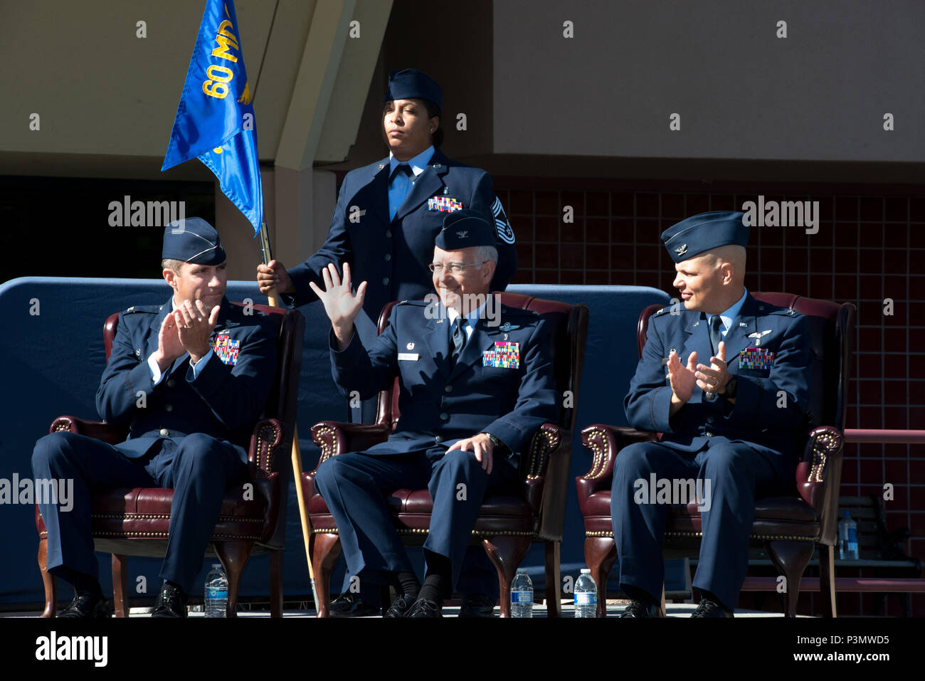 Stati Uniti Air Force Col. Rawson legno, comandante uscente, sessantesimo Medical Group, Travis Air Force Base in California, ., è riconosciuto durante il sessantesimo gruppo medico modifica del comando cerimonia. David Grant USAF Medical Center è il più grande ospedale della Air Force con una forza lavoro di oltre 2400 personale. Col. Legno Rawson rinunciato a comando PER STATI UNITI Air Force Col. Michael Higgins, Luglio 8, 2016. (U.S. Air Force foto di Luigi Briscese/rilasciato) Foto Stock