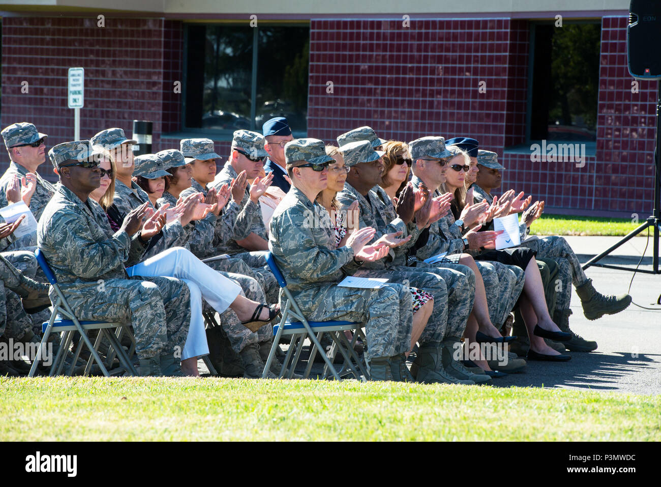 I leader militari da Travis Air Force Base in California, applaudire durante il sessantesimo gruppo medico modifica del comando cerimonia. David Grant USAF Medical Center è il più grande ospedale della Air Force con una forza lavoro di oltre 2400 personale. Stati Uniti Air Force Col. Legno Rawson rinunciato a comando PER STATI UNITI Air Force Col. Michael Higgins, Luglio 8, 2016. (U.S. Air Force foto di Luigi Briscese/rilasciato) Foto Stock