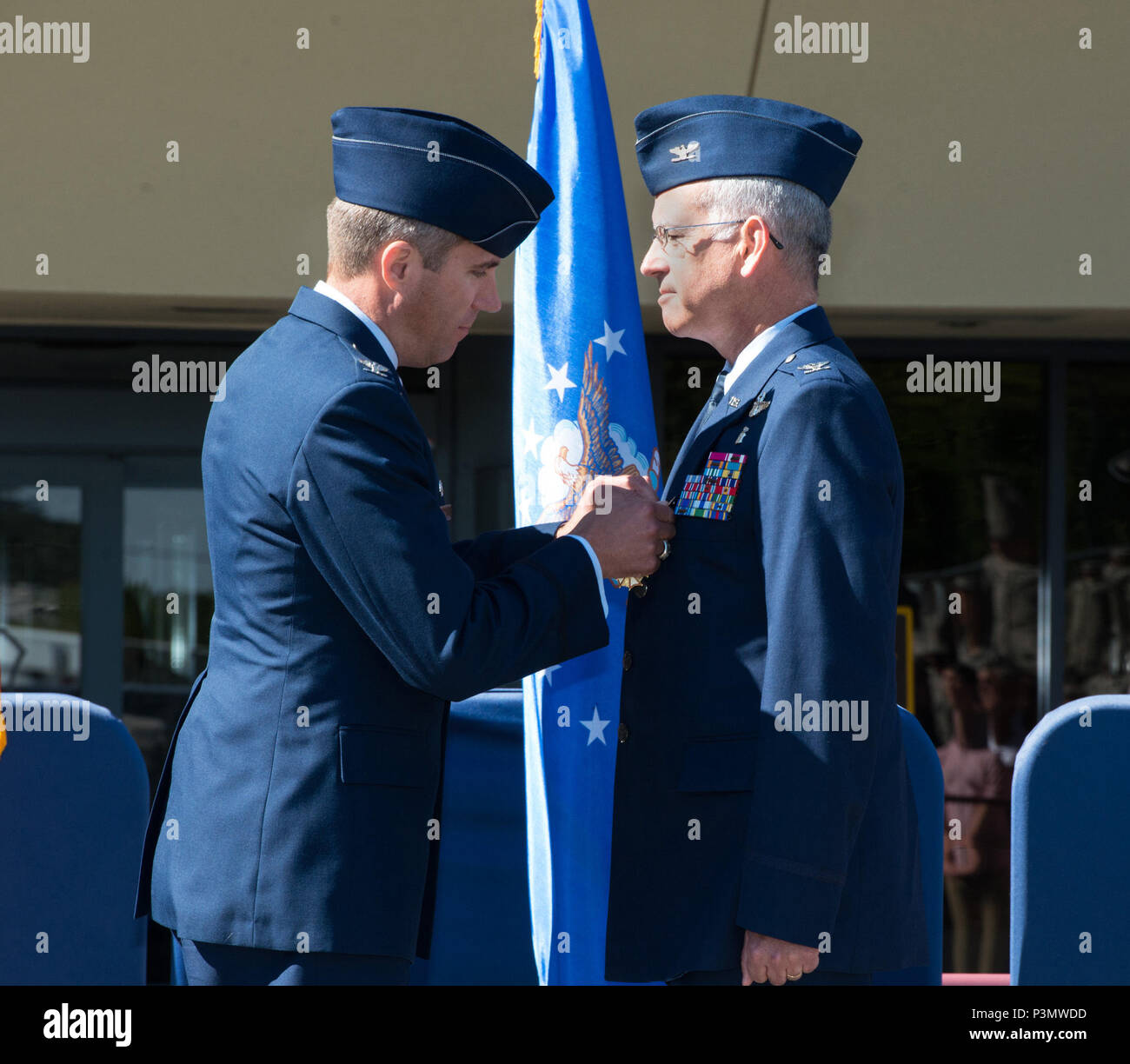 Stati Uniti Air Force Col. Rawson legno, comandante uscente, sessantesimo Medical Group, Travis Air Force Base in California, riceve la legione di merito durante il sessantesimo gruppo medico modifica del comando cerimonia. David Grant USAF Medical Center è il più grande ospedale della Air Force con una forza lavoro di oltre 2400 personale. Col. Legno Rawson rinunciato a comando PER STATI UNITI Air Force Col. Michael Higgins, Luglio 8, 2016. (U.S. Air Force foto di Luigi Briscese/rilasciato) Foto Stock