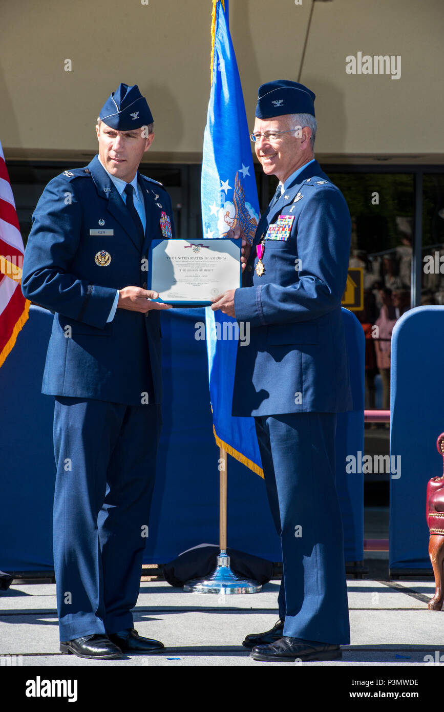 Stati Uniti Air Force Col. Rawson legno, comandante uscente, sessantesimo Medical Group, Travis Air Force Base in California, riceve la legione di merito durante il sessantesimo gruppo medico modifica del comando cerimonia. David Grant USAF Medical Center è il più grande ospedale della Air Force con una forza lavoro di oltre 2400 personale. Col. Legno Rawson rinunciato a comando PER STATI UNITI Air Force Col. Michael Higgins, Luglio 8, 2016. (U.S. Air Force foto di Luigi Briscese/rilasciato) Foto Stock