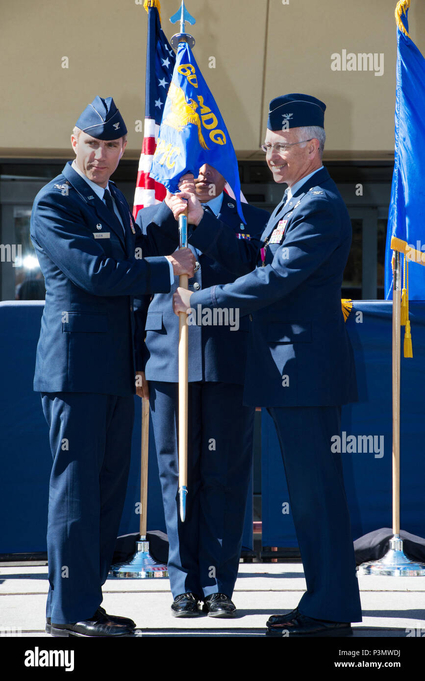 Stati Uniti Air Force Col. Rawson legno, comandante uscente, sessantesimo Medical Group, Travis Air Force Base in California, rinuncia a comando dalla U.S. Air Force Col. John Klein Jr., Commander, durante il sessantesimo durante il sessantesimo gruppo medico modifica del comando cerimonia. David Grant USAF Medical Center è il più grande ospedale della Air Force con una forza lavoro di oltre 2400 personale. Col. Legno Rawson rinunciato a comando PER STATI UNITI Air Force Col. Michael Higgins, Luglio 8, 2016. (U.S. Air Force foto di Luigi Briscese/rilasciato) Foto Stock