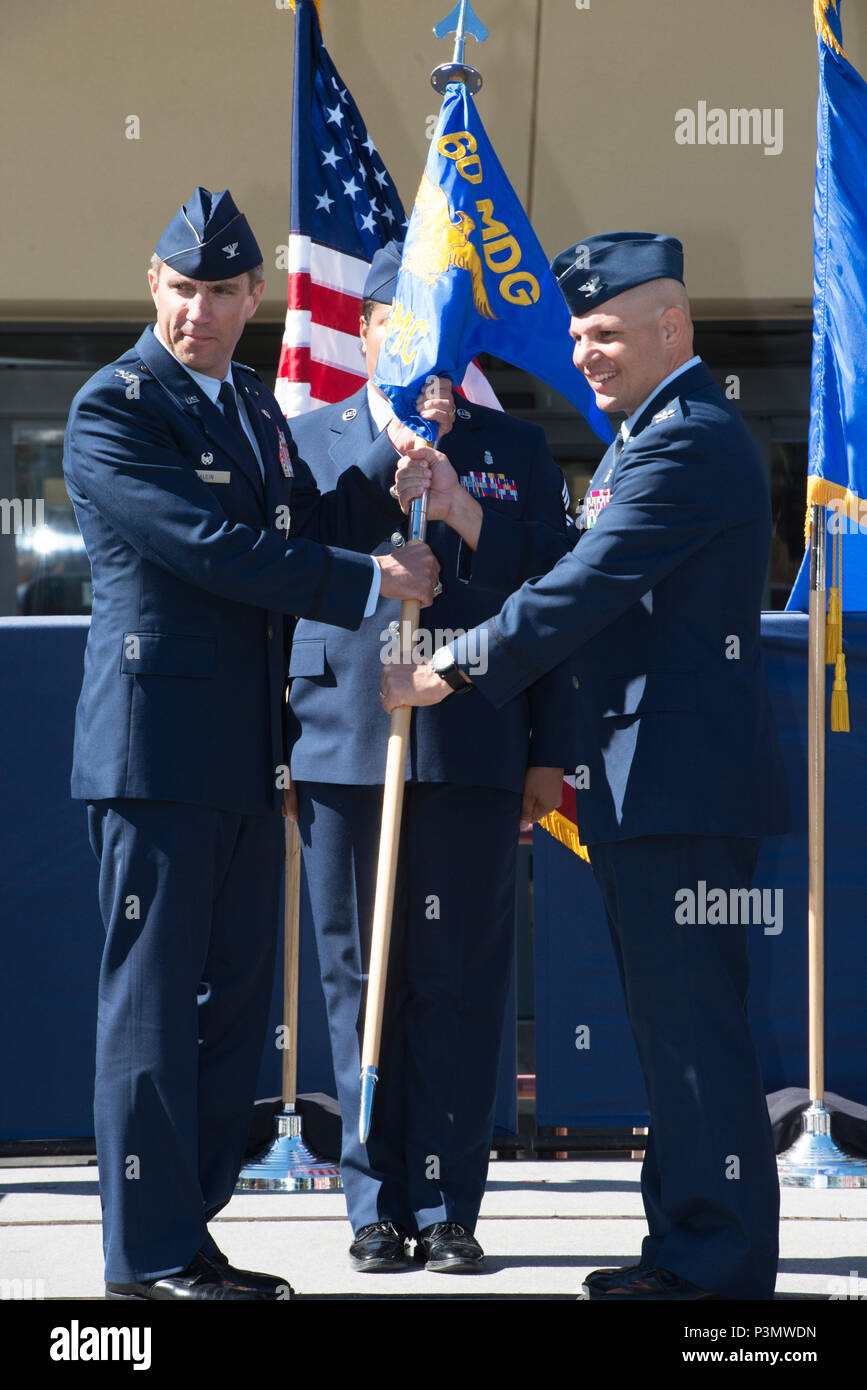Stati Uniti Air Force Col. Michael Higgins, comandante in arrivo, sessantesimo Medical Group, Travis Air Force Base in California, accetta il comando dalla U.S. Air Force Col. John Klein Jr., Commander, sessantesimo Aria Mobilità ala, durante il sessantesimo gruppo medico modifica del comando cerimonia. David Grant USAF Medical Center è il più grande ospedale della Air Force con una forza lavoro di oltre 2400 personale. Stati Uniti Air Force Col. Legno Rawson rinunciato a comando per Col. Michael Higgins, Luglio 8, 2016. (U.S. Air Force foto di Luigi Briscese/rilasciato) Foto Stock