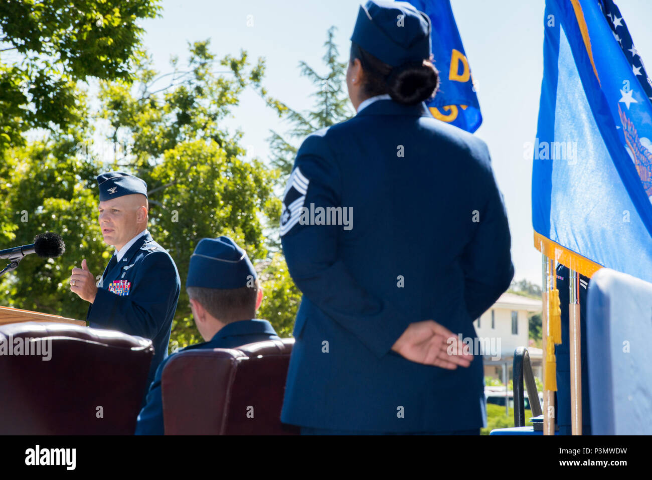 Stati Uniti Air Force Col. Michael Higgins, Commander, sessantesimo Medical Group, Travis Air Force Base in California, fornisce osservazioni durante il sessantesimo gruppo medico modifica del comando cerimonia. David Grant USAF Medical Center è il più grande ospedale della Air Force con una forza lavoro di oltre 2400 personale. Stati Uniti Air Force Col. Legno Rawson rinunciato a comando per Col. Michael Higgins, Luglio 8, 2016. (U.S. Air Force foto di Luigi Briscese/rilasciato) Foto Stock