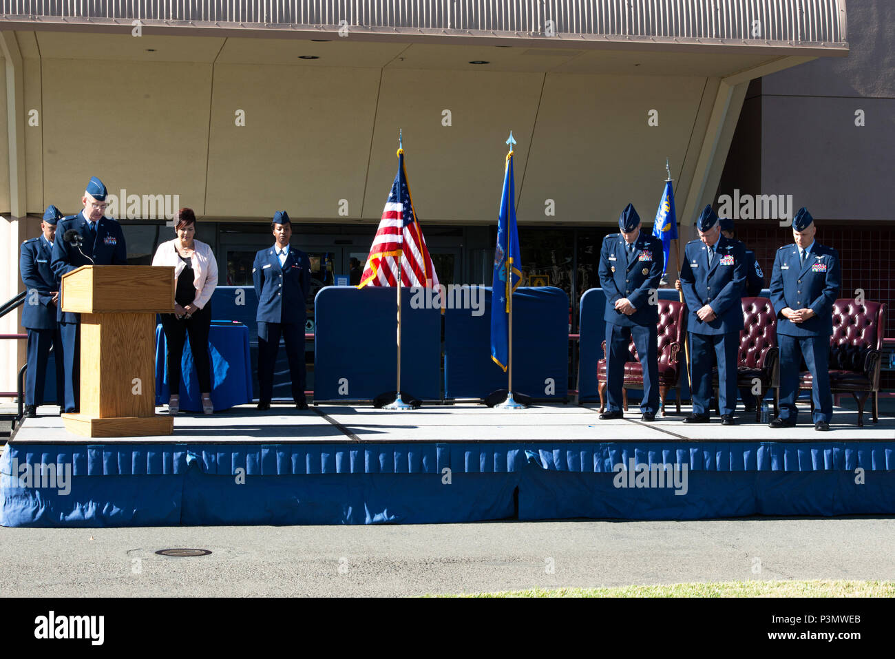 Stati Uniti Air Force Col. John Klein Jr., Commander, sessantesimo Aria Mobilità ala, Travis Air Force Base in California, Stati Uniti Air Force Col. Rawson legno, comandante uscente, sessantesimo Medical Group, E DEGLI STATI UNITI Air Force Col. Michael Higgins, comandante in arrivo, sessantesimo Medical Group, prua le loro teste durante l invocazione durante il sessantesimo gruppo medico modifica del comando cerimonia. David Grant USAF Medical Center è il più grande ospedale della Air Force con una forza lavoro di oltre 2400 personale. Col. Legno Rawson rinunciato a comando per Col. Michael Higgins, Luglio 8, 2016. (U.S. Air Force foto di Luigi Briscese/rilasciato) Foto Stock