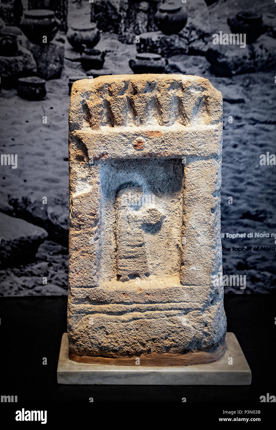 Italia Sardegna Cagliari museo archeologico nazionale stele di fenicio punica di Nora Foto Stock