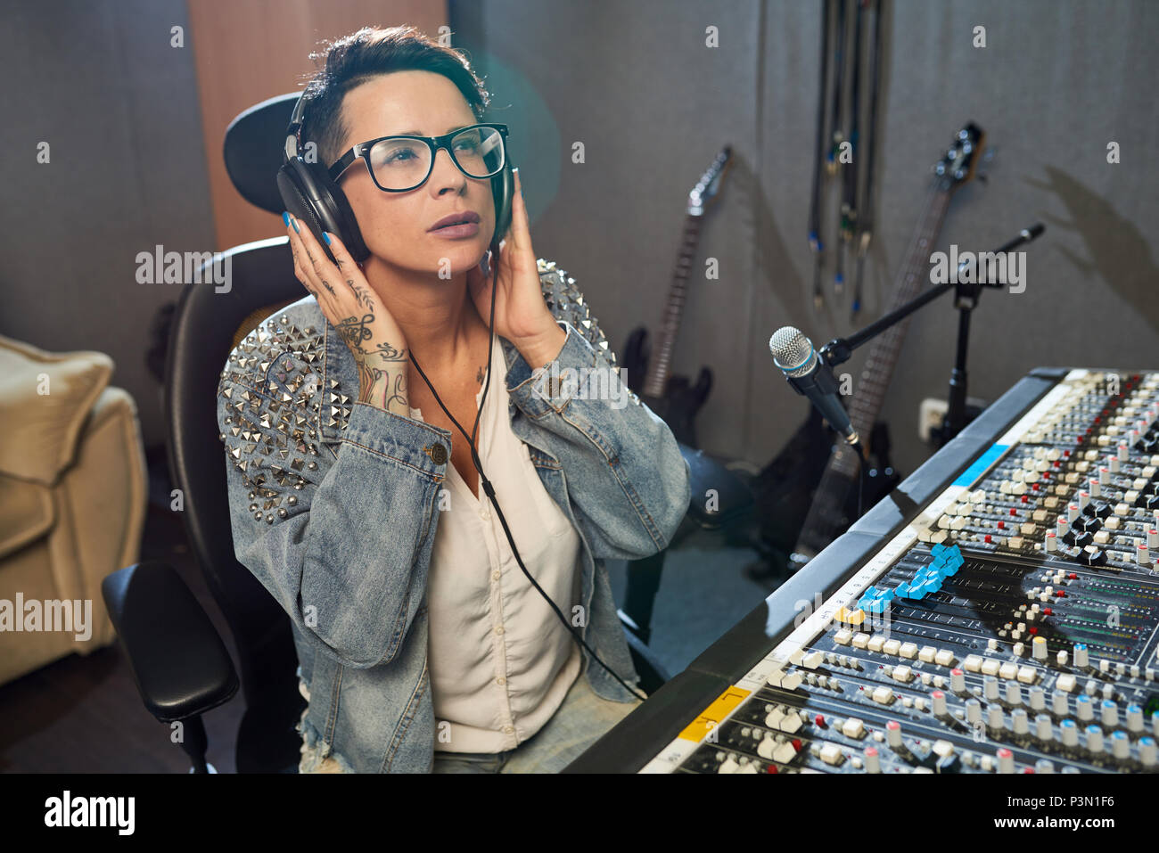 Elegante donna che lavorano in sound studio Foto Stock