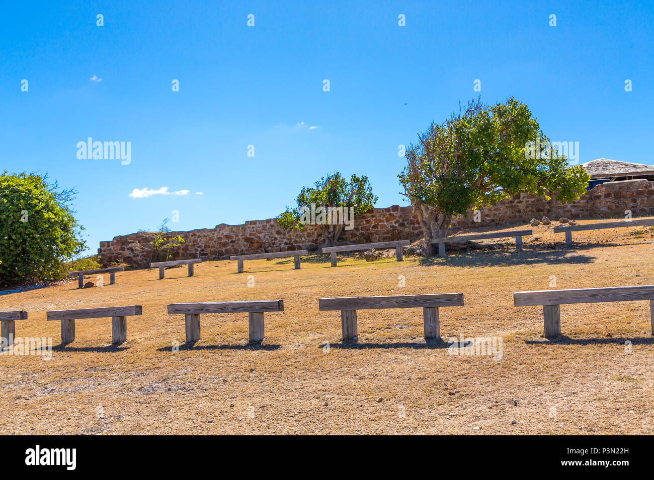 Panchine di pietra sulla cima della montagna che si affaccia sul mare di Antigua Foto Stock