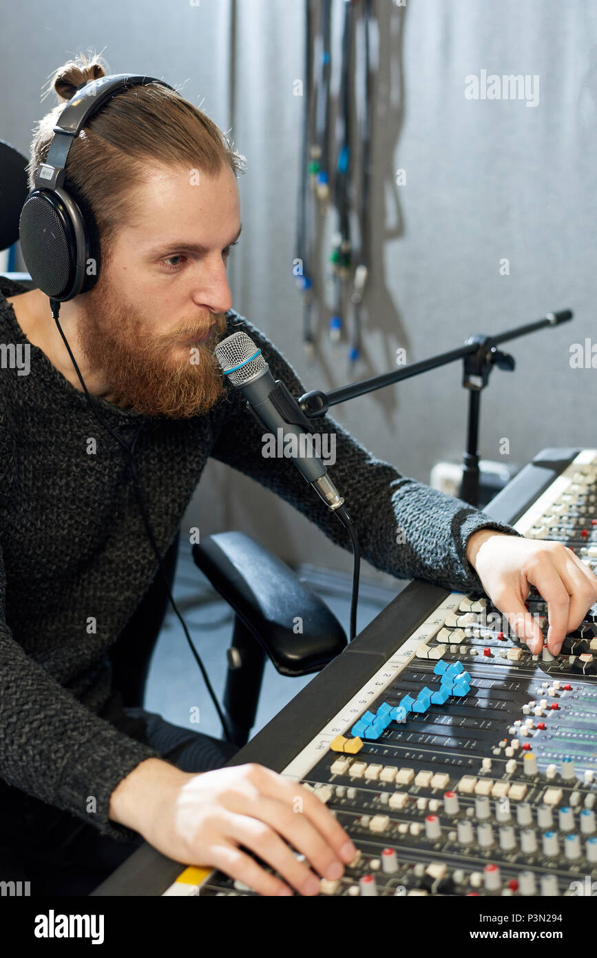 Professional Sound Recorder in studio Foto Stock
