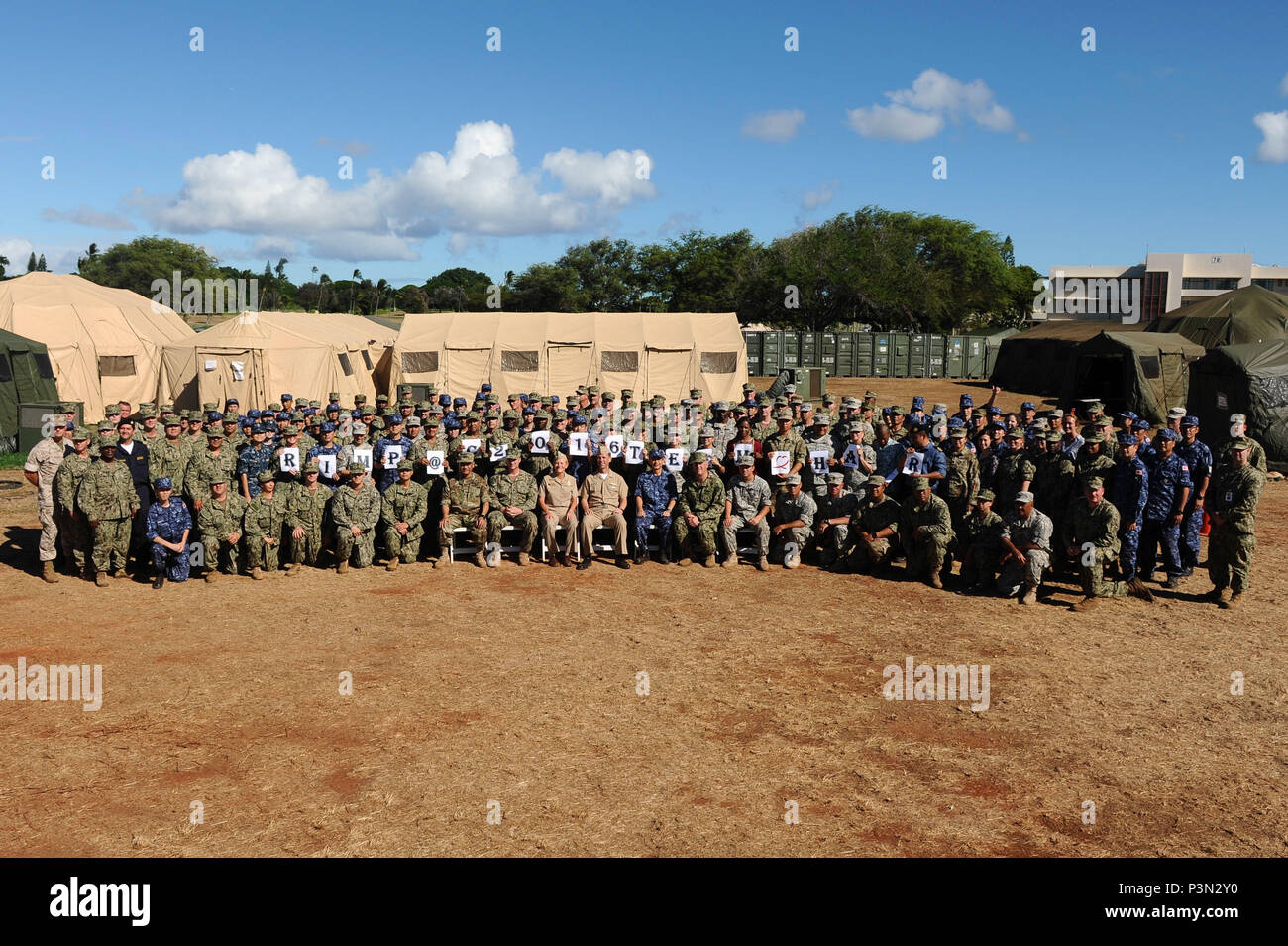 160714-N-ZY850-113 JOINT BASE PEARL HARBOR-HICKAM (Luglio 14, 2016) Capo di operazioni navali Adm. John Richardson (centro), Commander, U.S. Flotta terzo Vice Adm. Nora Tyson (centro sinistra) e l'ammiraglio posteriore Koji Manabe, Commander, Escort flottiglia tre, Japan Maritime Self Defence Force (centro destra), posa per una foto di gruppo durante una visita con un team di assistenza umanitaria Disaster Relief forze multinazionali come parte del cerchio del Pacifico 2016. Venti-sei nazioni, più di 40 navi e sottomarini, più di 200 aerei e 25.000 personale partecipano RIMPAC dal 30 giugno al 4 agosto Foto Stock