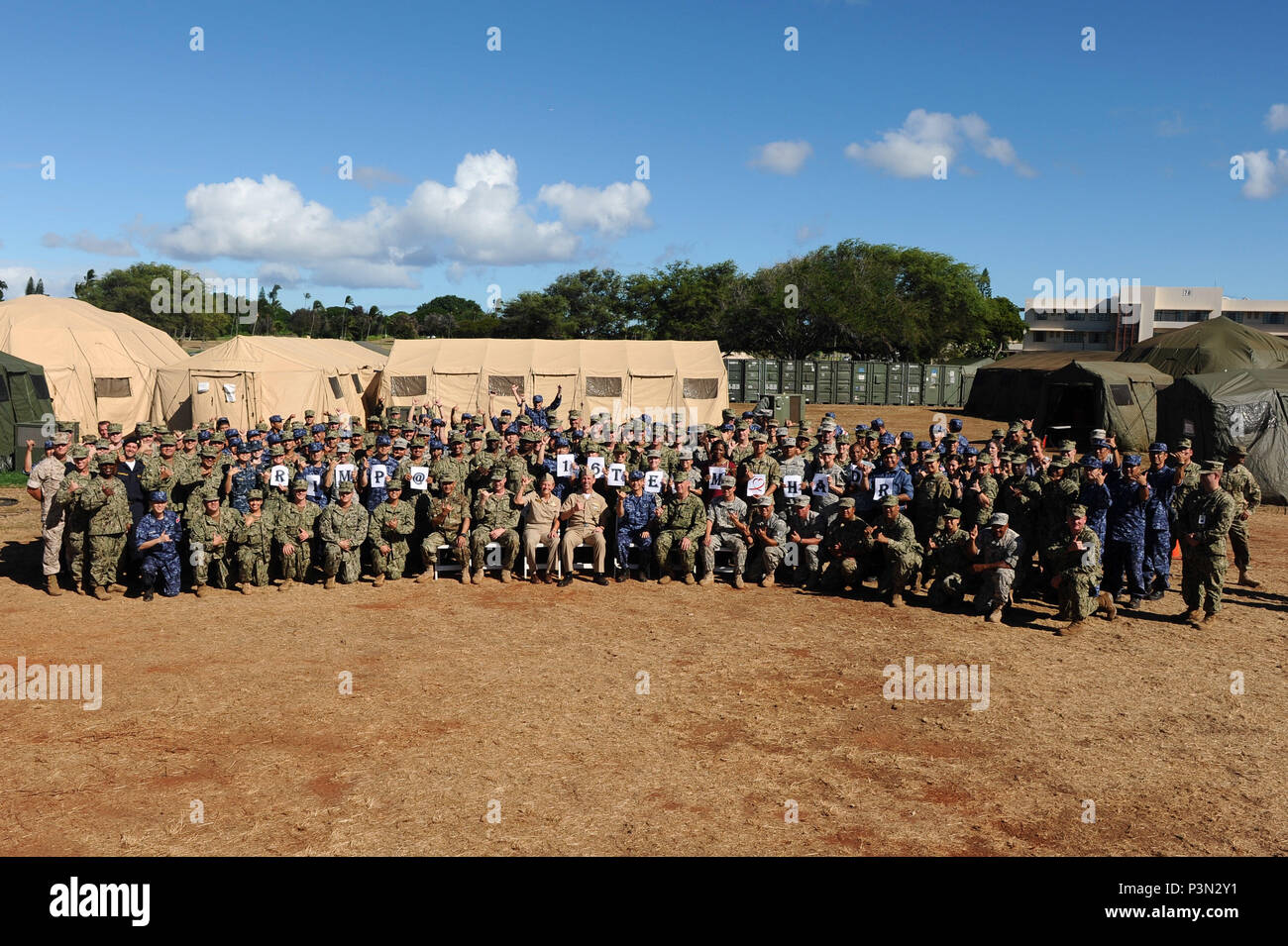 160714-N-ZY850-115 JOINT BASE PEARL HARBOR-HICKAM (Luglio 14, 2016) Capo di operazioni navali Adm. John Richardson (centro), Commander, U.S. Flotta terzo Vice Adm. Nora Tyson (centro sinistra) e l'ammiraglio posteriore Koji Manabe, Commander, Escort flottiglia tre, Japan Maritime Self Defence Force (centro destra), posa per una foto di gruppo durante una visita con un team di assistenza umanitaria Disaster Relief forze multinazionali come parte del cerchio del Pacifico 2016. Venti-sei nazioni, più di 40 navi e sottomarini, più di 200 aerei e 25.000 personale partecipano RIMPAC dal 30 giugno al 4 agosto Foto Stock