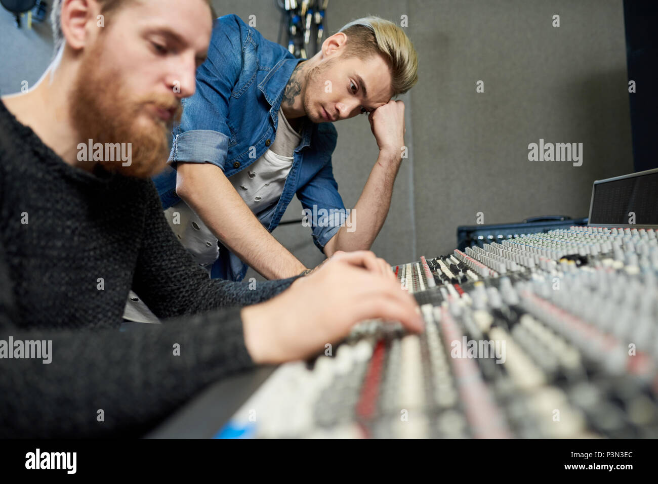 I lavoratori del suono moderno studio Foto Stock