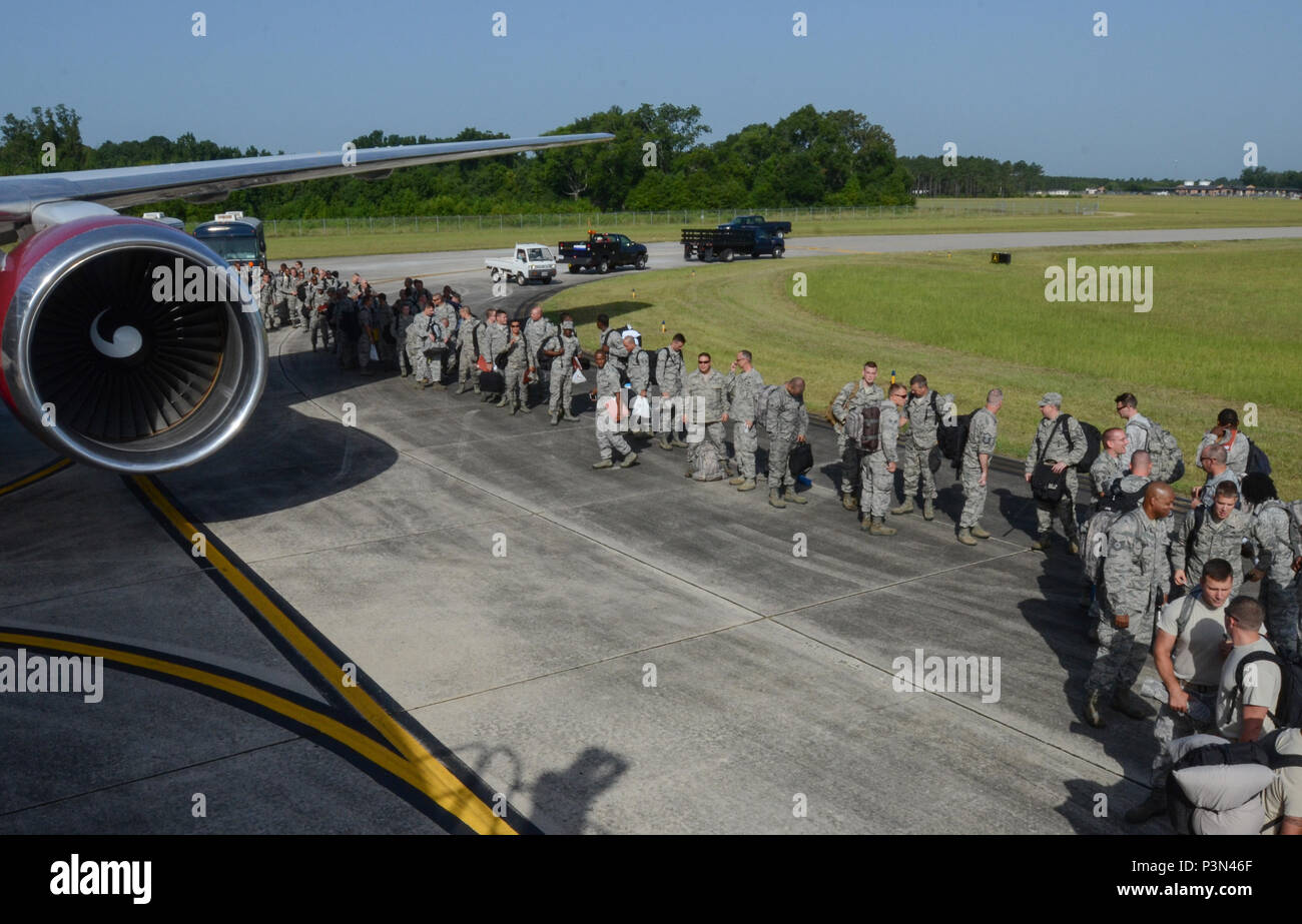 Stati Uniti Air Force aviatori assegnati a La Carolina del Sud Air National Guard per preparare a bordo di un Boeing 767 velivoli da trasporto a McEntire comune di Guardia Nazionale Base, S.C., 13 luglio 2016. Circa 300 U.S. Avieri e 12 F-16 Fighting Falcon jet da combattimento dal 169Fighter Wing a McEntire JNGB, S.C., stanno distribuendo a Osan Air Base, Repubblica di Corea, come la 157Expeditionary Fighter Squadron a sostegno dell'U.S. Pacifico Comando Theatre Pacchetto di sicurezza. (U.S. Air National Guard foto di Airman 1. Classe Megan Floyd) Foto Stock